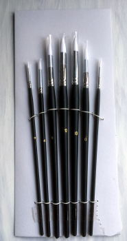 Set of round brushes with white synthetic hair