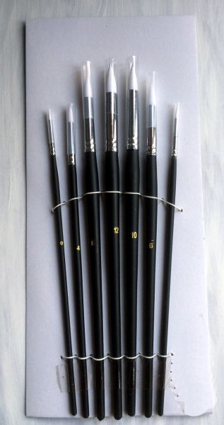 Set of round brushes with white synthetic hair